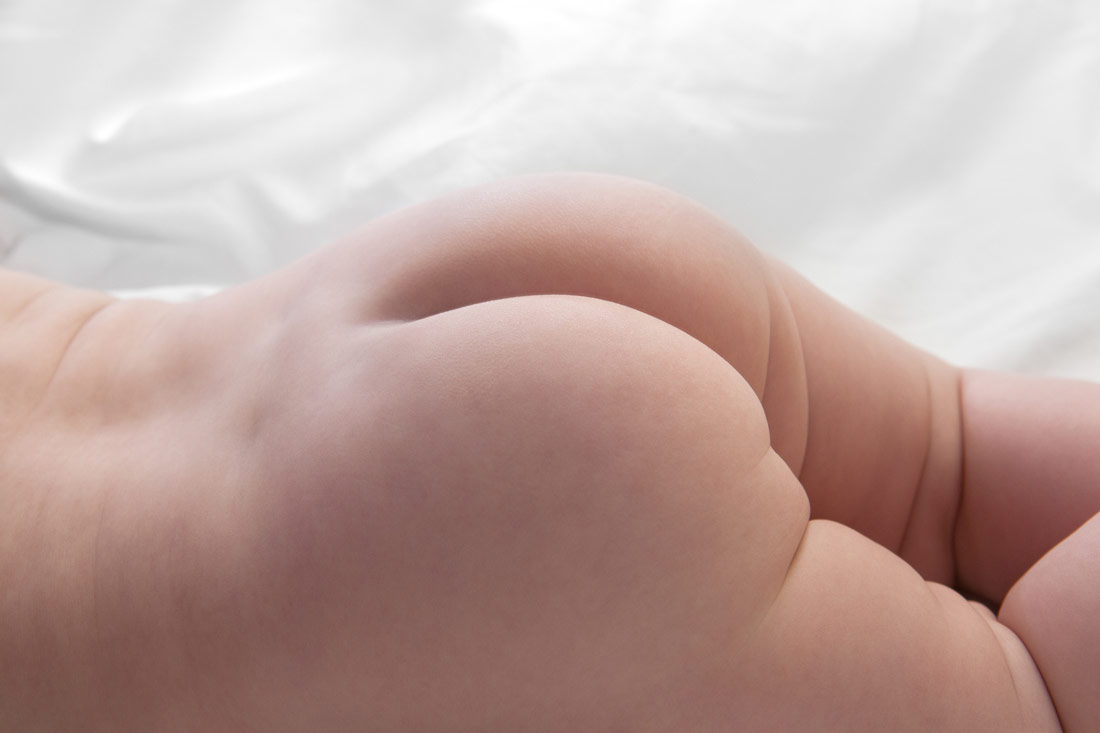 Малышка раскрыла халат и показывает белоснежную попку фото